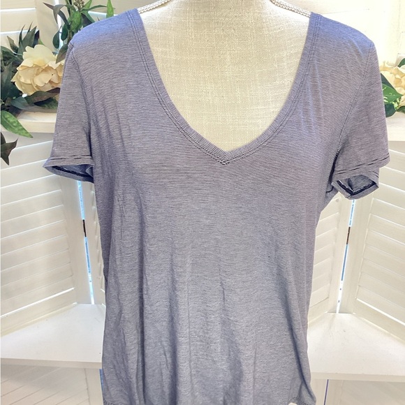 LULULEMON Black & White  Relaxed Short Sleeve Tee with V-Neck 1318 - Picture 1 of 4